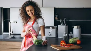 Priprema salate u kuhinji//