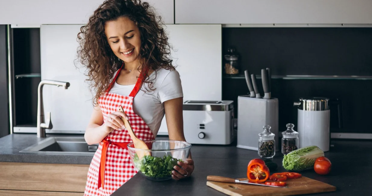 Priprema salate u kuhinji//