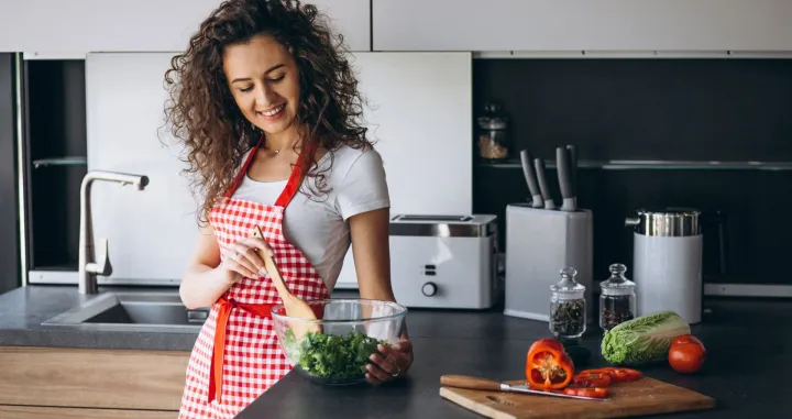 Priprema salate u kuhinji//