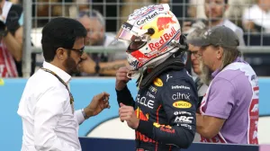 epa10259853 Emirati Mohammed Bin Sulayem (L), President of FIA, speaks with Dutch Formula One driver Max Verstappen (R) of Red Bull Racing following qualifying for the Formula One Grand Prix of the US at the Circuit of The Americas in Austin, Texas, USA, 22 October 2022. The Formula One Grand Prix of the USA takes place on 23 October 2022. EPA/GREG NASH/Foto: Greg Nash