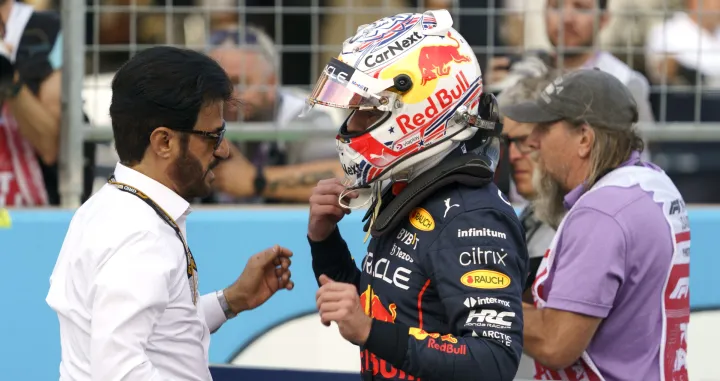 epa10259853 Emirati Mohammed Bin Sulayem (L), President of FIA, speaks with Dutch Formula One driver Max Verstappen (R) of Red Bull Racing following qualifying for the Formula One Grand Prix of the US at the Circuit of The Americas in Austin, Texas, USA, 22 October 2022. The Formula One Grand Prix of the USA takes place on 23 October 2022. EPA/GREG NASH/Foto: Greg Nash