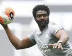 epa08554879 Leicester City's first team coach Kolo Toure warms up the players ahead of the English Premier League match between Tottenham Hotspur and Leicester City in London, Britain, 19 July 2020. EPA/Michael Regan/NMC/Pool EDITORIAL USE ONLY. No use with unauthorized audio, video, data, fixture lists, club/league logos or 'live' services. Online in-match use limited to 120 images, no video emulation. No use in betting, games or single club/league/player publications./Foto: Michael Regan/nmc/pool