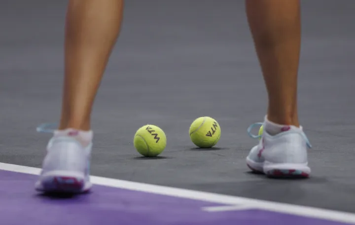 epa10293140 Tennis balls sit at the feet of Caroline Garcia of France as she waits for Aryna Sabalenka of Belarus to return from the locker room during a break in the match in the WTA Finals held at Dickies Arena in Fort Worth, Texas, USA, 07 November 2022. The WTA Finals runs through 08 November 2022. EPA/CJ GUNTHER/Foto: Cj Gunther