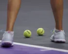 epa10293140 Tennis balls sit at the feet of Caroline Garcia of France as she waits for Aryna Sabalenka of Belarus to return from the locker room during a break in the match in the WTA Finals held at Dickies Arena in Fort Worth, Texas, USA, 07 November 2022. The WTA Finals runs through 08 November 2022. EPA/CJ GUNTHER/Foto: Cj Gunther