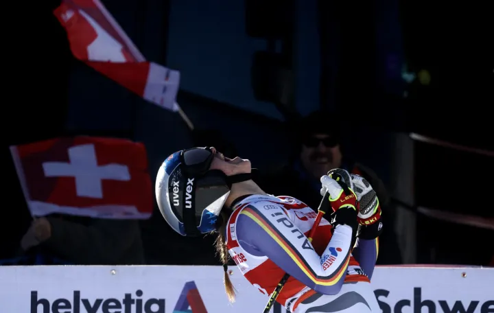 Alpine Skiing - FIS Alpine Ski World Cup - Women's Downhill - St. Moritz, Switzerland - December 13, 2025 Germany's Emma Aicher reacts after her run REUTERS/Stefan Wermuth/Foto: Stefan Wermuth