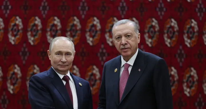 AЕ GABAT, TURKMENISTAN - 12. DECEMBAR: (SAMO ZA UREDNIДЊKU UPOTREBU - OBAVEZNO NAVOДђENJE AUTORA - 'TURSKO PREDSJEDNIЕ TVO/MURAT CETINMUHURDAR) Turski predsjednik Recep Tayyip Erdogan sastao se s ruskim predsjednikom Vladimirom Putinom u okviru MeД'unarodnog foruma za mir i sigurnost, koji se odrЕѕava povodom 30. godiЕЎnjice statusa stalne neutralnosti Turkmenistana i proglaЕЎenja 2025. godine "MeД'unarodnom godinom mira i povjerenja" od Generalne skupЕЎtine UN-a u AЕЎgabatu, Turkmenistan, 12. decembra 2025. godine. (TUR Presidency/Murat Cetinmuhurdar - Anadolu Agency)/