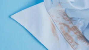 Bijela košulja bez mrlja za tren oka/Free Pik