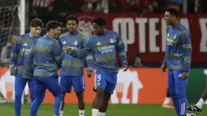 Soccer Football - UEFA Champions League - Olympiacos v Real Madrid - Georgios Karaiskakis Stadium, Piraeus, Greece - November 26, 2025 Real Madrid's Endrick and Jude Bellingham during the warm up before the match REUTERS/Louiza Vradi/Foto: Louiza Vradi