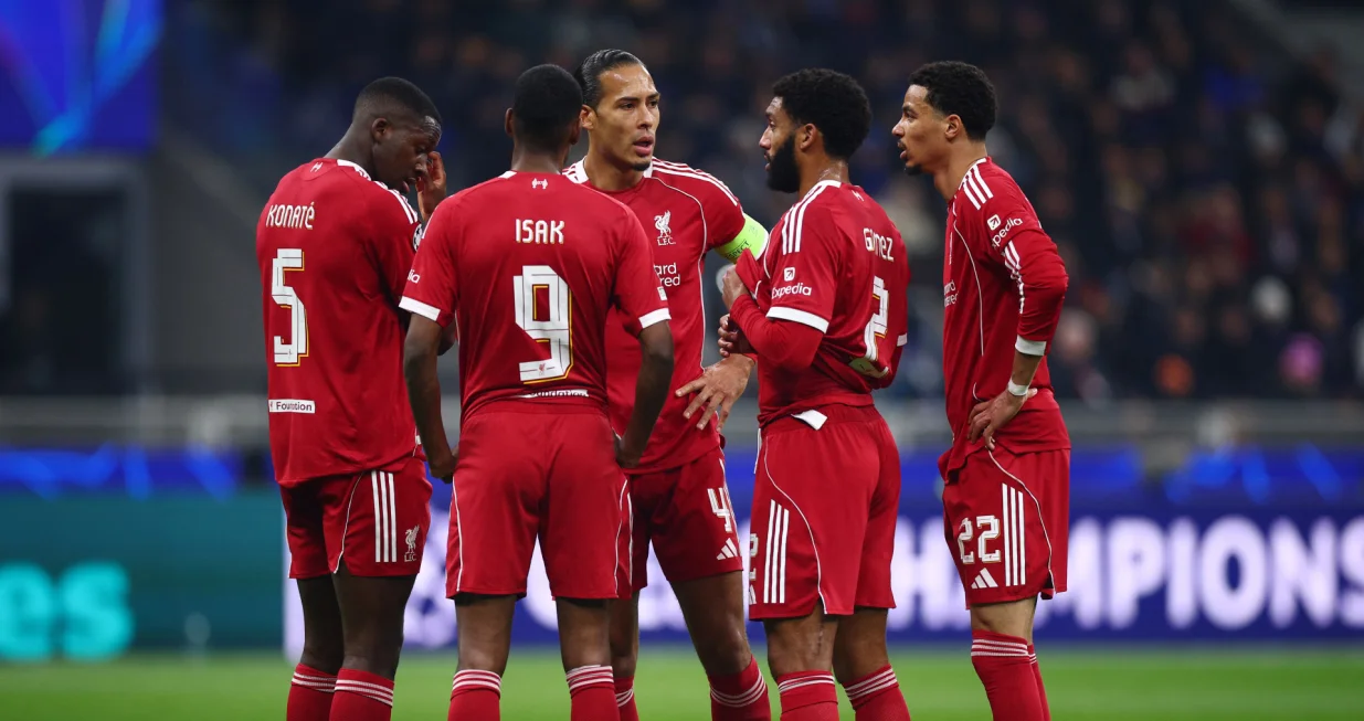 Soccer Football - UEFA Champions League - Inter Milan v Liverpool - San Siro, Milan, Italy - December 9, 2025 Liverpool's Ibrahima Konate, Liverpool's Alexander Isak, Liverpool's Virgil van Dijk, Liverpool's Joe Gomez and Liverpool's Hugo Ekitike REUTERS/Guglielmo Mangiapane/Foto: Guglielmo Mangiapane