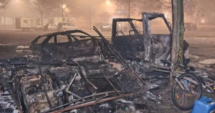 Vatra progutala kamper i automobil/Printcreen/Settesere.it//