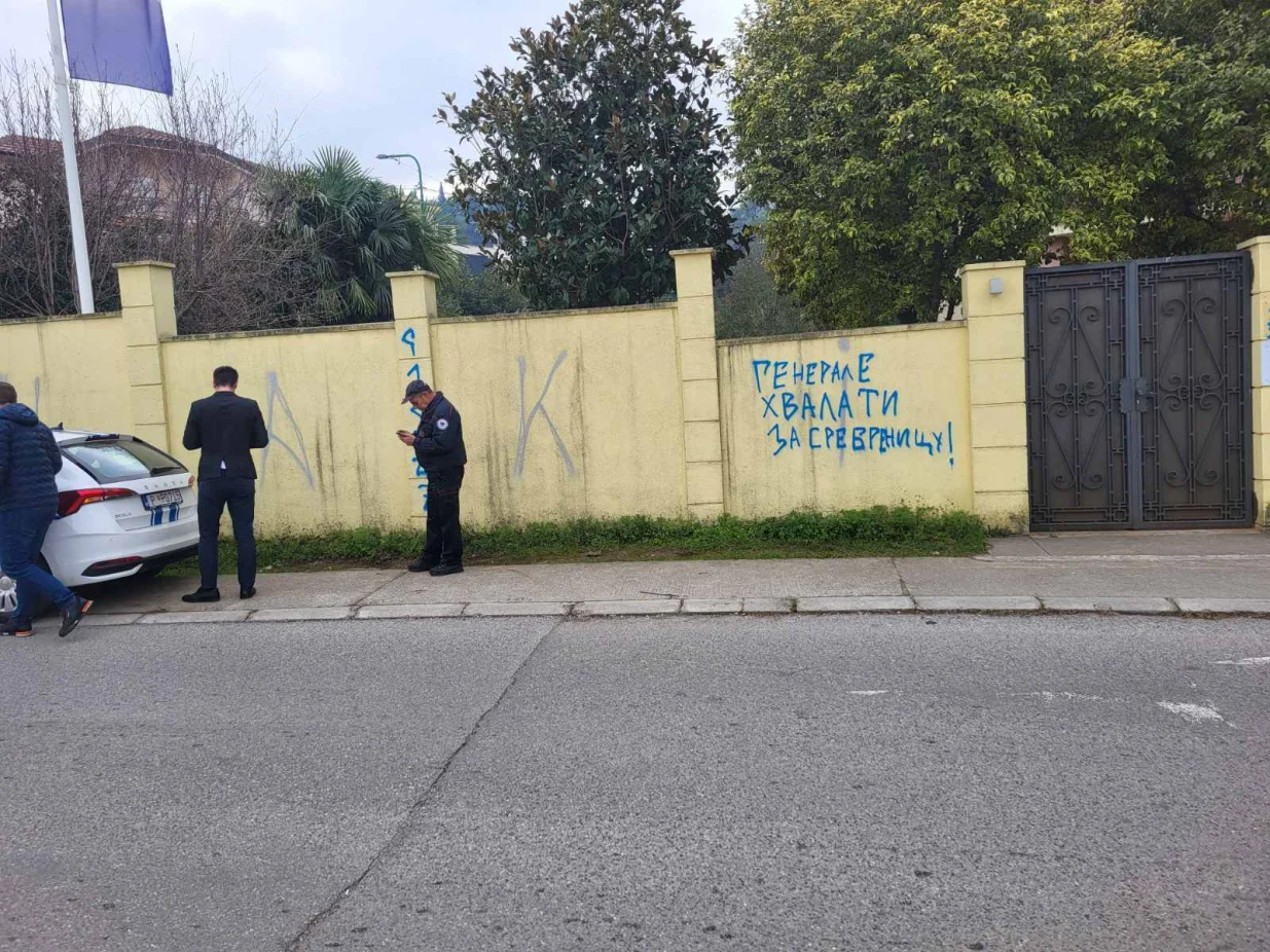 Grafiti na Ambasadi BiH u Podgorici/