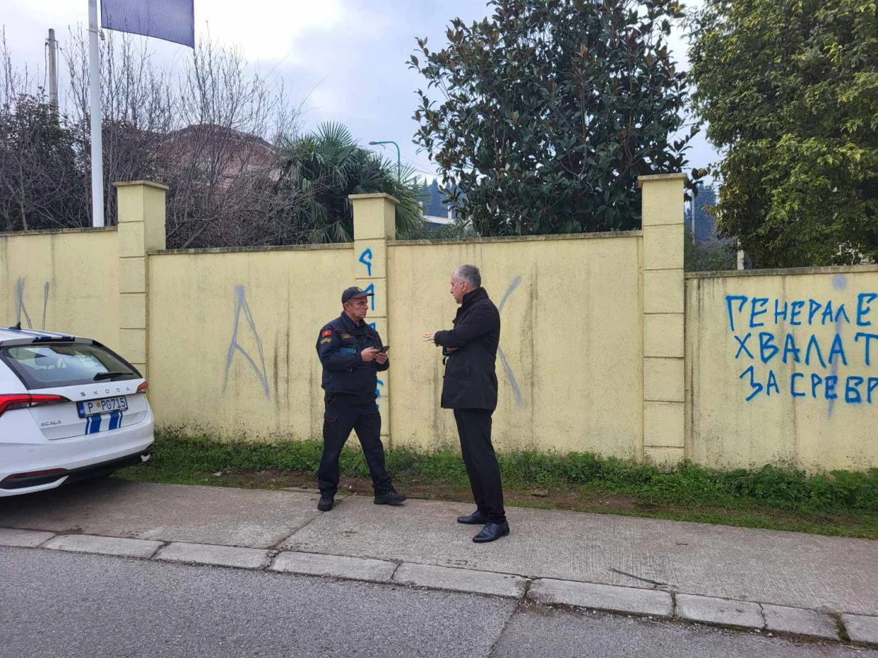 Grafiti na Ambasadi BiH u Podgorici/