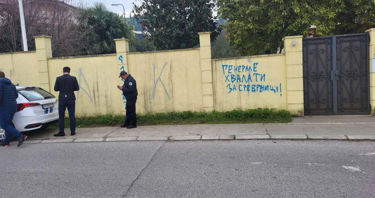Grafiti na Ambasadi BiH u Podgorici/