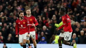 Soccer Football - Premier League - Manchester United v AFC Bournemouth - Old Trafford, Manchester, Britain - December 15, 2025 Manchester United's Bruno Fernandes celebrates scoring their third goal with Manchester United's Luke Shaw and Manchester United's Ayden Heaven REUTERS/Phil Noble EDITORIAL USE ONLY. NO USE WITH UNAUTHORIZED AUDIO, VIDEO, DATA, FIXTURE LISTS, CLUB/LEAGUE LOGOS OR 'LIVE' SERVICES. ONLINE IN-MATCH USE LIMITED TO 120 IMAGES, NO VIDEO EMULATION. NO USE IN BETTING, GAMES OR SINGLE CLUB/LEAGUE/PLAYER PUBLICATIONS. PLEASE CONTACT YOUR ACCOUNT REPRESENTATIVE FOR FURTHER DETAILS../Foto: Phil Noble