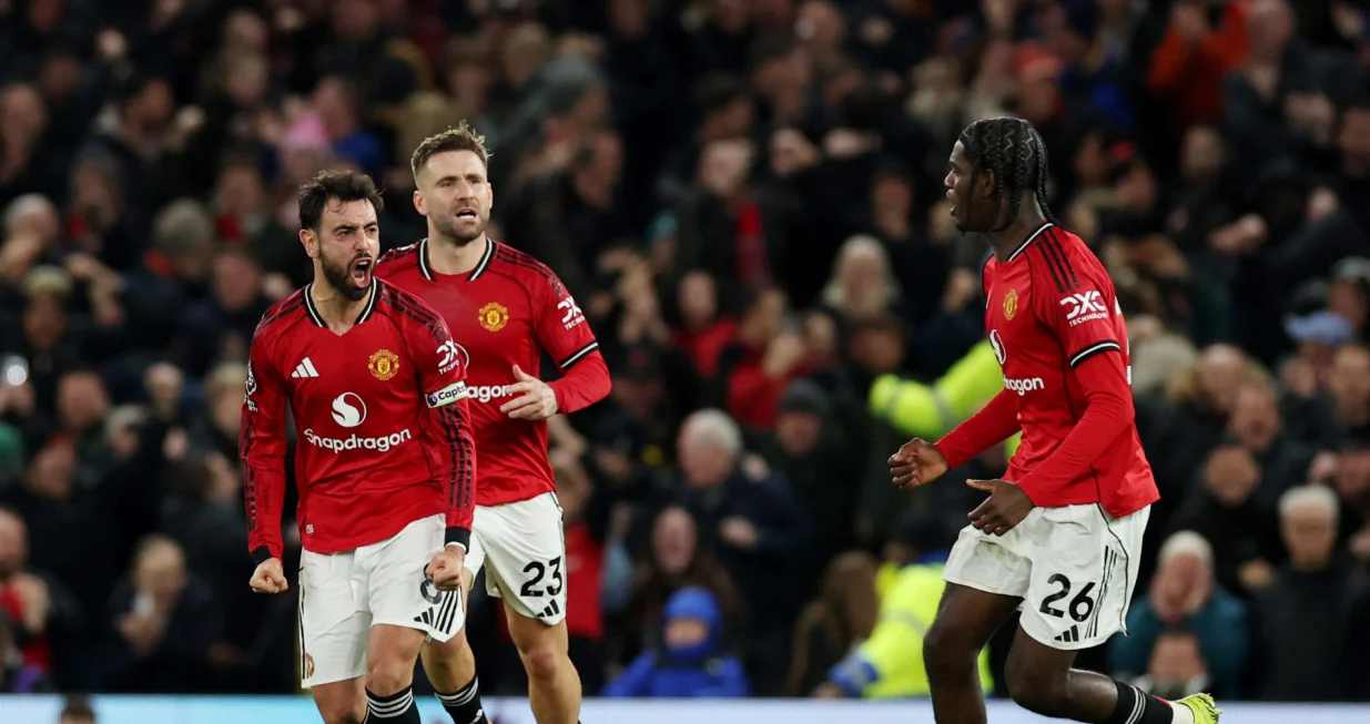 Soccer Football - Premier League - Manchester United v AFC Bournemouth - Old Trafford, Manchester, Britain - December 15, 2025 Manchester United's Bruno Fernandes celebrates scoring their third goal with Manchester United's Luke Shaw and Manchester United's Ayden Heaven REUTERS/Phil Noble EDITORIAL USE ONLY. NO USE WITH UNAUTHORIZED AUDIO, VIDEO, DATA, FIXTURE LISTS, CLUB/LEAGUE LOGOS OR 'LIVE' SERVICES. ONLINE IN-MATCH USE LIMITED TO 120 IMAGES, NO VIDEO EMULATION. NO USE IN BETTING, GAMES OR SINGLE CLUB/LEAGUE/PLAYER PUBLICATIONS. PLEASE CONTACT YOUR ACCOUNT REPRESENTATIVE FOR FURTHER DETAILS../Foto: Phil Noble