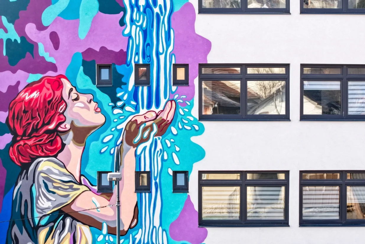 Povodom obilježavanja 80 godina Ujedinjenih nacija, zgrada Fakulteta zdravstvenih studija oslikana je muralom akademskog umjetnika Adnana Dupanovića. Mural je inspirisan Ciljem održivog razvoja 17 &ndash; Partnerstvom do ciljeva/Armin Durgut