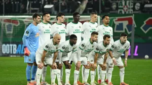 Soccer Football - UEFA Conference League - SK Rapid Wien v Omonia Nicosia - Allianz Stadion, Vienna, Austria - December 11, 2025 SK Rapid Wien players pose for a team group photo before the match REUTERS/Elisabeth Mandl/Foto: Elisabeth Mandl
