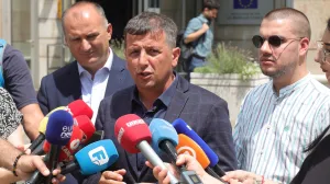 Lider Liste za pravdu i red Nebojša Vukanović pres ispred zgrade Delegacije Evropske unije u Bosni i Hercegovini/Senad Gubelić