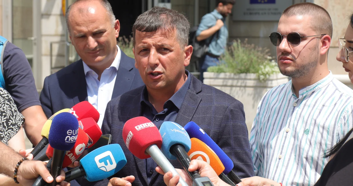 Lider Liste za pravdu i red Neboj&scaron;a Vukanović pres ispred zgrade Delegacije Evropske unije u Bosni i Hercegovini/Senad Gubelić