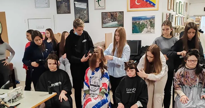 Pružili su frizerske i kozmetičarske usluge/