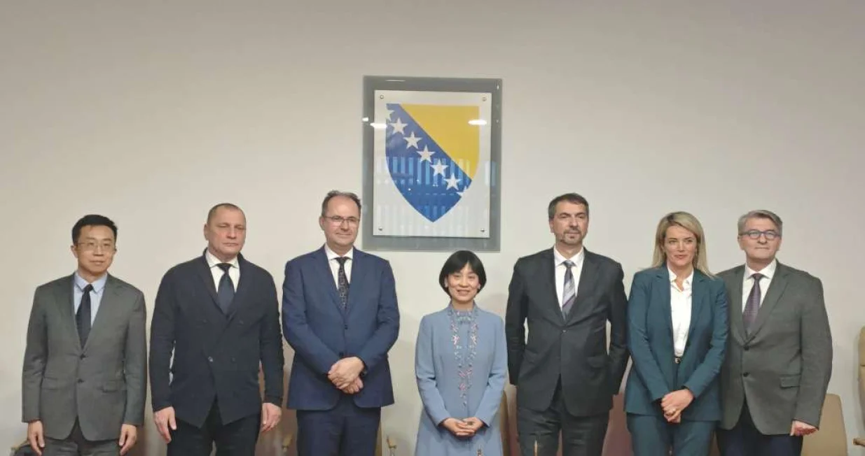 Ambasadorica Li Fan održala zajednički sastanak s članovima Parlamentarne grupe za Aziju/