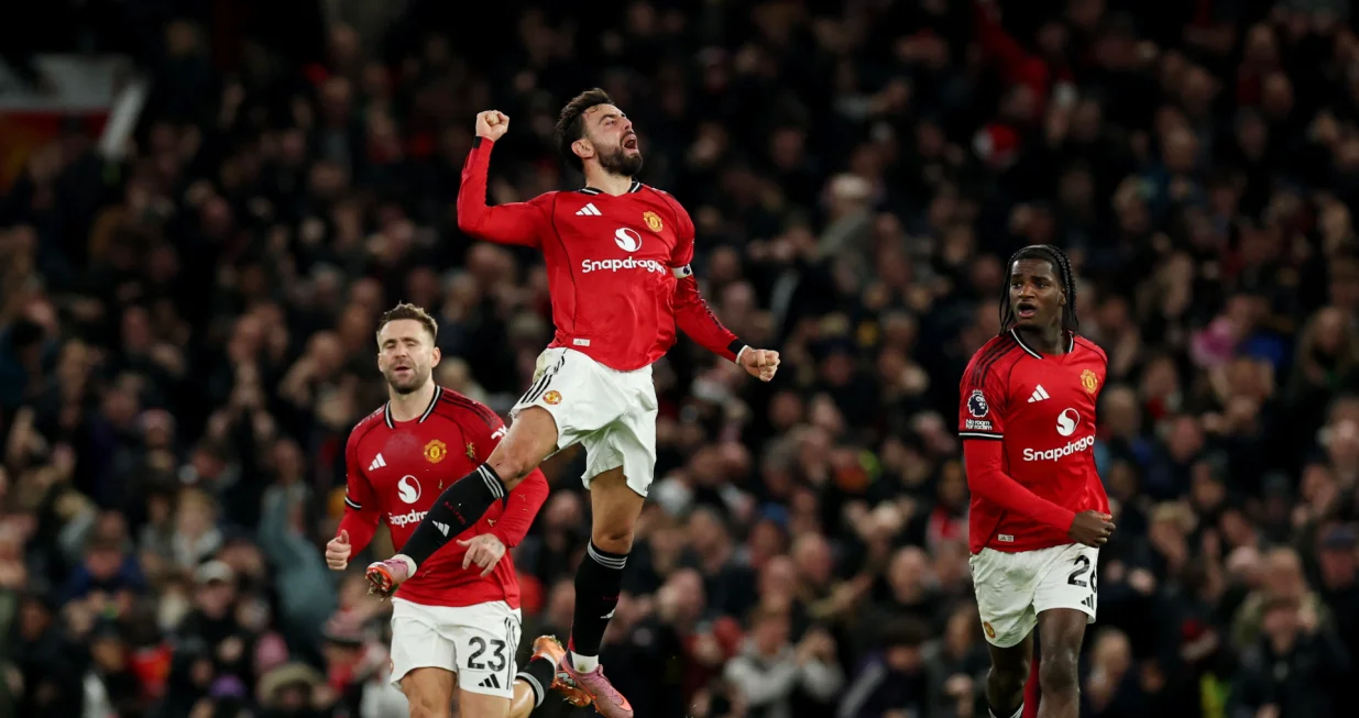 Soccer Football - Premier League - Manchester United v AFC Bournemouth - Old Trafford, Manchester, Britain - December 15, 2025 Manchester United's Bruno Fernandes celebrates scoring their third goal with Manchester United's Luke Shaw and Manchester United's Ayden Heaven REUTERS/Phil Noble EDITORIAL USE ONLY. NO USE WITH UNAUTHORIZED AUDIO, VIDEO, DATA, FIXTURE LISTS, CLUB/LEAGUE LOGOS OR 'LIVE' SERVICES. ONLINE IN-MATCH USE LIMITED TO 120 IMAGES, NO VIDEO EMULATION. NO USE IN BETTING, GAMES OR SINGLE CLUB/LEAGUE/PLAYER PUBLICATIONS. PLEASE CONTACT YOUR ACCOUNT REPRESENTATIVE FOR FURTHER DETAILS../Foto: Phil Noble