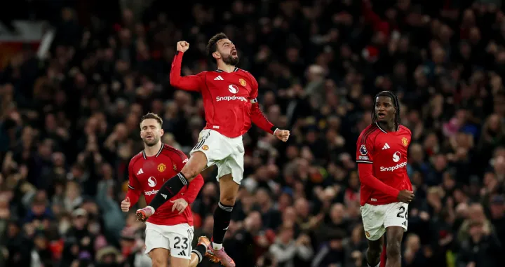 Soccer Football - Premier League - Manchester United v AFC Bournemouth - Old Trafford, Manchester, Britain - December 15, 2025 Manchester United's Bruno Fernandes celebrates scoring their third goal with Manchester United's Luke Shaw and Manchester United's Ayden Heaven REUTERS/Phil Noble EDITORIAL USE ONLY. NO USE WITH UNAUTHORIZED AUDIO, VIDEO, DATA, FIXTURE LISTS, CLUB/LEAGUE LOGOS OR 'LIVE' SERVICES. ONLINE IN-MATCH USE LIMITED TO 120 IMAGES, NO VIDEO EMULATION. NO USE IN BETTING, GAMES OR SINGLE CLUB/LEAGUE/PLAYER PUBLICATIONS. PLEASE CONTACT YOUR ACCOUNT REPRESENTATIVE FOR FURTHER DETAILS../Foto: Phil Noble