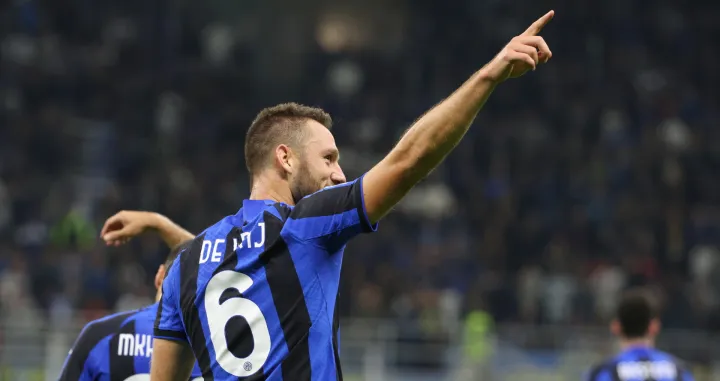 epa10274017 Inter Milan's Stefan de Vrij celebrates after scoring the 1-0 goal during the Italian Serie A soccer match between FC Inter and Sampdoria, in Milan, Italy, 29 October 2022. EPA/MATTEO BAZZI/Foto: Matteo Bazzi