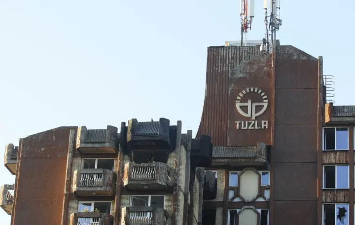 Tuzla, BiH, 5. novembar 2025: Najmanje 11 osoba je poginulo, a viЕЎe od 20 povrijeД'eno u velikom poЕѕaru koji je sinoД&Dagger; oko 20.45 sati izbio na sedmom spratu Doma penzionera u Tuzli (Ahmet Besic - Anadolu Agency)/