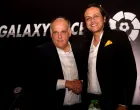 epa10354619 Spanish LaLiga president Javier Tebas (L) shakes hands with Galaxy Racer CEO Paul Roy (R) during the signing of an agreement between Spanish soccer league LaLiga and the Dubai-based esports, gaming and lifestyle organisation Galaxy Racer in Dubai, United Arab Emirates, 08 December 2022. EPA/MARTIN DOKOUPIL/Foto: Martin Dokoupil