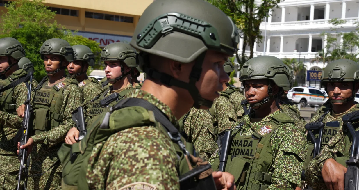 BUENAVENTURA, Kolumbija - 13. maj 2025:Snage sigurnosti Kolumbije provode opsežnu operaciju suzbijanja kriminalnih aktivnosti u najprometnijoj kolumbijskoj pacifičkoj luci u Buenaventuri.Vojska je postavila kontrolne punktove i koordinira operacijom. Buenaventura se dugo bori s nasiljem povezanim s trgovinom drogom i oružanim grupama (Juancho Torres - Anadolu Agency)/