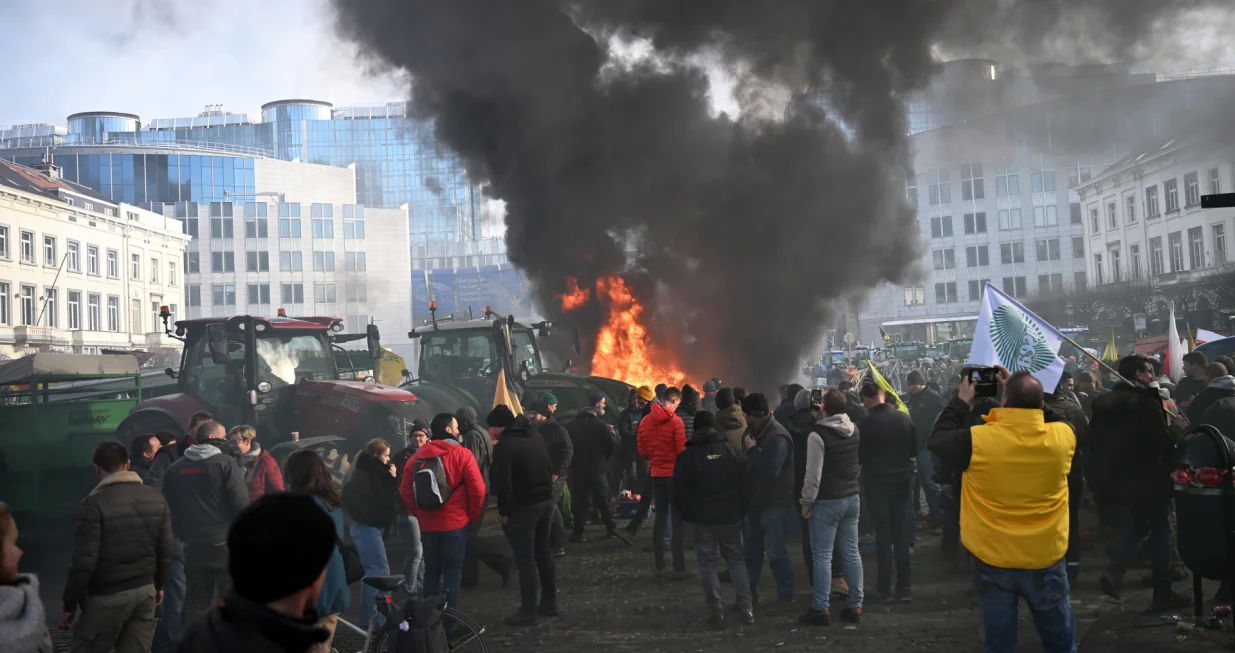 BRISEL, BELGIJA - 18. DECEMBAR: Hiljade poljoprivrednika okupilo se i pale vatre tokom protesta protiv planiranog sporazuma o slobodnoj trgovini izmeД'u Evropske unije i JuЕѕnog zajedniДЌkog trЕѕiЕЎta (MERCOSUR) i predloЕѕenog smanjenja poljoprivrednih subvencija u buduД&Dagger;em budЕѕetu EU tokom Samita lidera EU u Briselu. (Dursun Aydemir - Anadolu Agency)/
