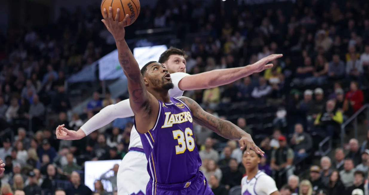 Dec 18, 2025; Salt Lake City, Utah, USA; Los Angeles Lakers guard Marcus Smart (36) shoots against Utah Jazz center Jusuf Nurkic (30) during the first quarter at Delta Center. Mandatory Credit: Chris Nicoll-Imagn Images/Foto: Chris Nicoll