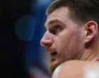 Dec 18, 2025; Denver, Colorado, USA; Denver Nuggets center Nikola Jokic (15) during the fourth quarter against the Orlando Magic at Ball Arena. Mandatory Credit: Ron Chenoy-Imagn Images/Foto: Ron Chenoy