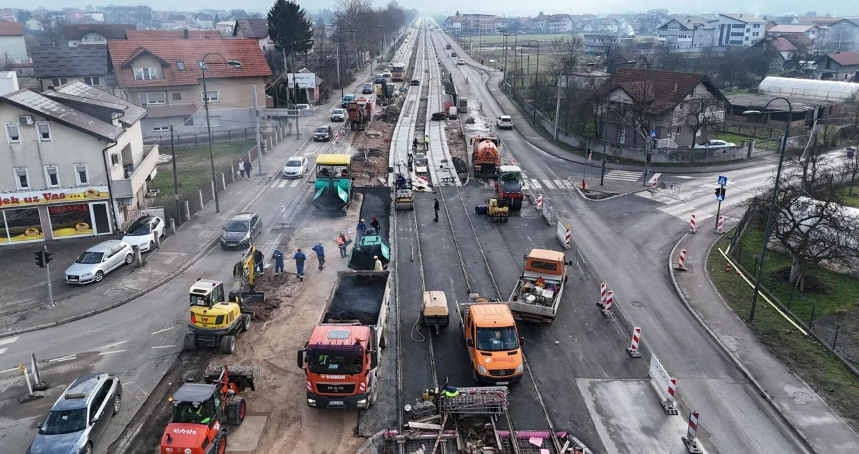 Asfaltiranje raskrsnice na spoju ulica Hrasnička cesta, Igmanska cesta i Ibrahima Hafiza Ridžanovića/Facebook