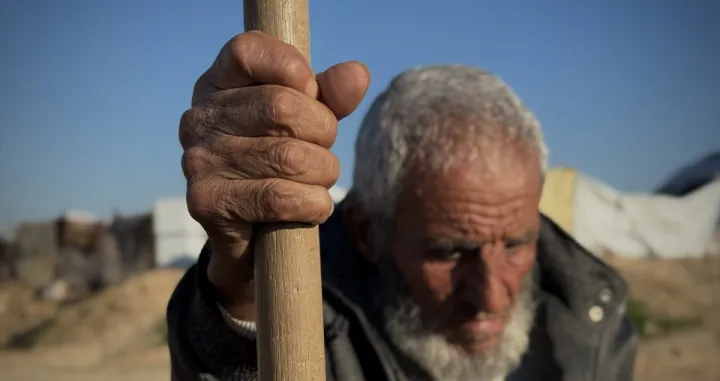 Već vi&scaron;e od dvije godine Yousef Abu Hatab (65) obavlja težak i neprekidan posao ukopa palestinskih žrtava u masovne grobnice &scaron;irom Pojasa Gaze.Od 15. oktobra 2023. godine, kako procjenjuje, sahranio je između 17.000 i 18.000 ljudi/Abdallah F.s. Alattar