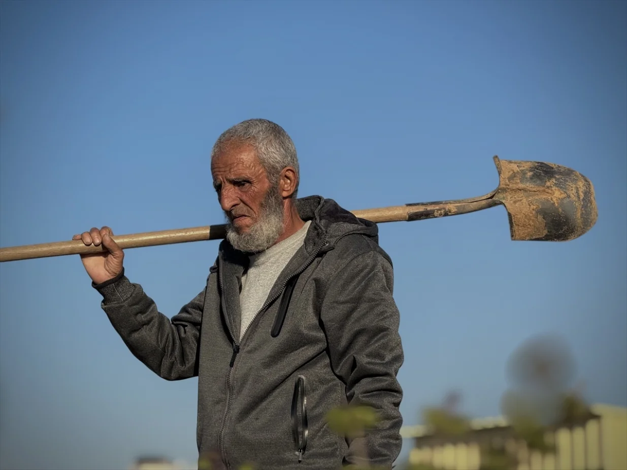Već vi&scaron;e od dvije godine Yousef Abu Hatab (65) obavlja težak i neprekidan posao ukopa palestinskih žrtava u masovne grobnice &scaron;irom Pojasa Gaze.Od 15. oktobra 2023. godine, kako procjenjuje, sahranio je između 17.000 i 18.000 ljudi/Abdallah F.s. Alattar