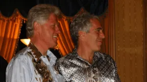 Jedna od fotografija iz objavljenih dokumenata Jeffreya Epsteina, na kojoj su Jeffrey Epstein i Bill Clinton//