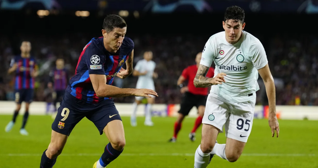 epa10239519 FC Barcelona's striker Robert Lewandowski (L) in action against Inter's Alessandro Bastoni (R) during the UEFA Champions League Group C soccer match between FC Barcelona and FC Internazionale Milano, in Barcelona, eastern Spain, 12 October 2022. EPA/Enric Fontcuberta/Foto: Enric Fontcuberta