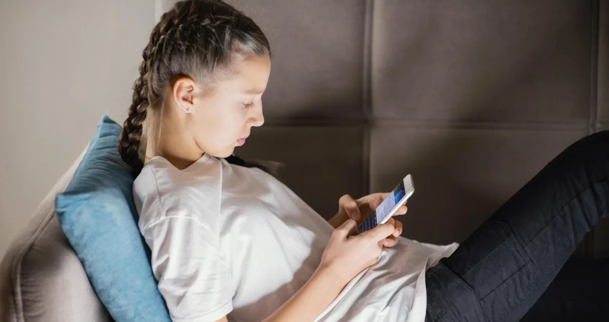 Djeca provode previ&scaron;e vremena za ekranima//