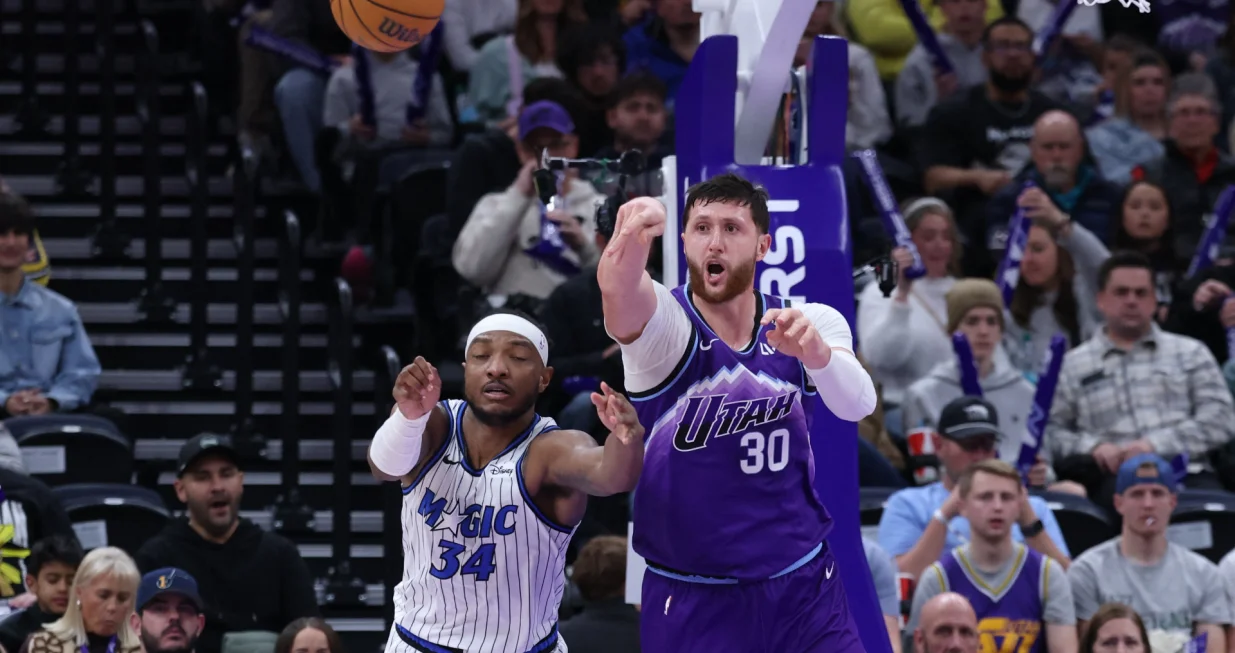 Dec 20, 2025; Salt Lake City, Utah, USA; Utah Jazz center Jusuf Nurkic (30) makes a pass against Orlando Magic center Wendell Carter Jr. (34) during the second half at Delta Center. Mandatory Credit: Rob Gray-Imagn Images/Foto: Rob Gray