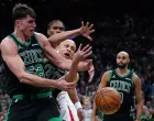Nov 26, 2025; Boston, Massachusetts, USA; Boston Celtics center Luka Garza (52) and guard Jordan Walsh (27) work for the ball against the Detroit Pistons in the first quarter at TD Garden. Mandatory Credit: David Butler II-Imagn Images/Foto: David Butler Ii