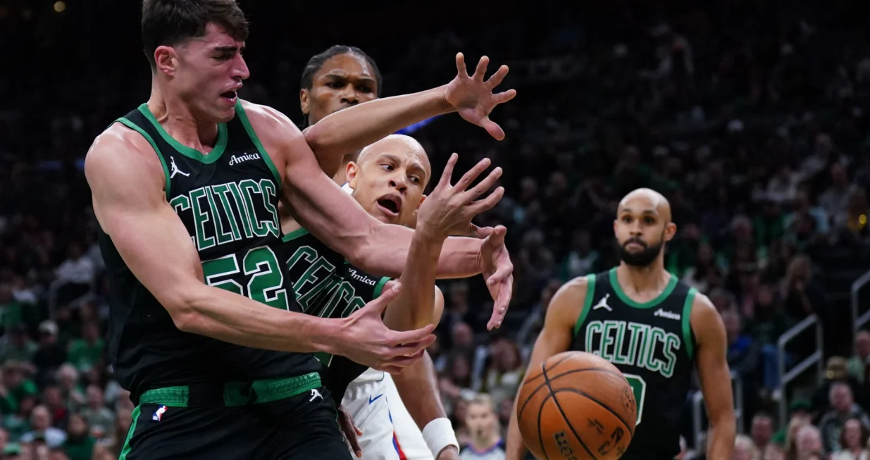 Nov 26, 2025; Boston, Massachusetts, USA; Boston Celtics center Luka Garza (52) and guard Jordan Walsh (27) work for the ball against the Detroit Pistons in the first quarter at TD Garden. Mandatory Credit: David Butler II-Imagn Images/Foto: David Butler Ii