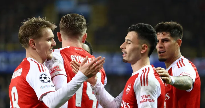 Soccer Football - UEFA Champions League - Club Brugge v Arsenal - Jan Breydel Stadium, Bruges, Belgium - December 10, 2025 Arsenal's Gabriel Martinelli celebrates scoring their third goal with Arsenal's Piero Hincapie, Arsenal's Martin Odegaard and Arsenal's Viktor Gyokeres REUTERS/Yves Herman/Foto: Yves Herman