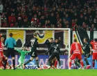 Soccer Football - DFB Cup - Round of 16 - 1. FC Union Berlin v Bayern Munich - Stadion An der Alten Forsterei, Berlin, Germany - December 3, 2025 Bayern Munich's Dayot Upamecano celebrates their first goal with teammates, an own goal scored by 1. FC Union Berlin's Ilyas Ansah REUTERS/Lisi Niesner DFB REGULATIONS PROHIBIT ANY USE OF PHOTOGRAPHS AS IMAGE SEQUENCES AND/OR QUASI-VIDEO./Foto: Lisi Niesner