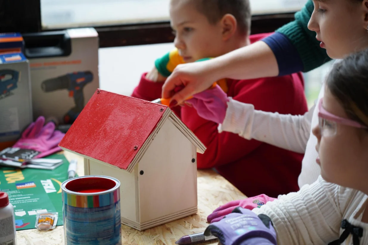 U okviru Polarnog muzeja Djeda Mraza, jedinstvenog prazničnog projekta koji realizira Oslobođenje, a koji je smje&scaron;ten u prostoru Historijskog muzeja Bosne i Hercegovine, održana je kreativno-edukativna radionica "Tvojih ruku djelo", realizirana u saradnji s partnerima ZEKA/