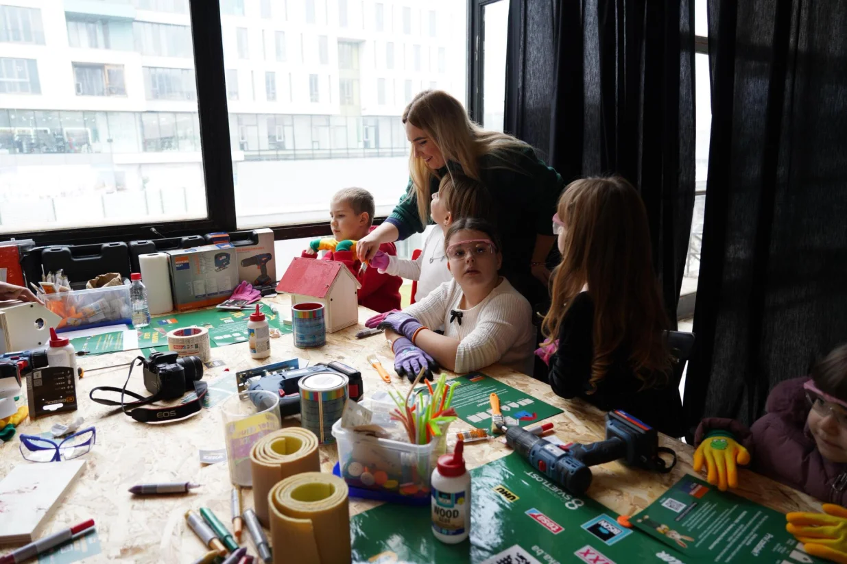 U okviru Polarnog muzeja Djeda Mraza, jedinstvenog prazničnog projekta koji realizira Oslobođenje, a koji je smje&scaron;ten u prostoru Historijskog muzeja Bosne i Hercegovine, održana je kreativno-edukativna radionica "Tvojih ruku djelo", realizirana u saradnji s partnerima ZEKA/