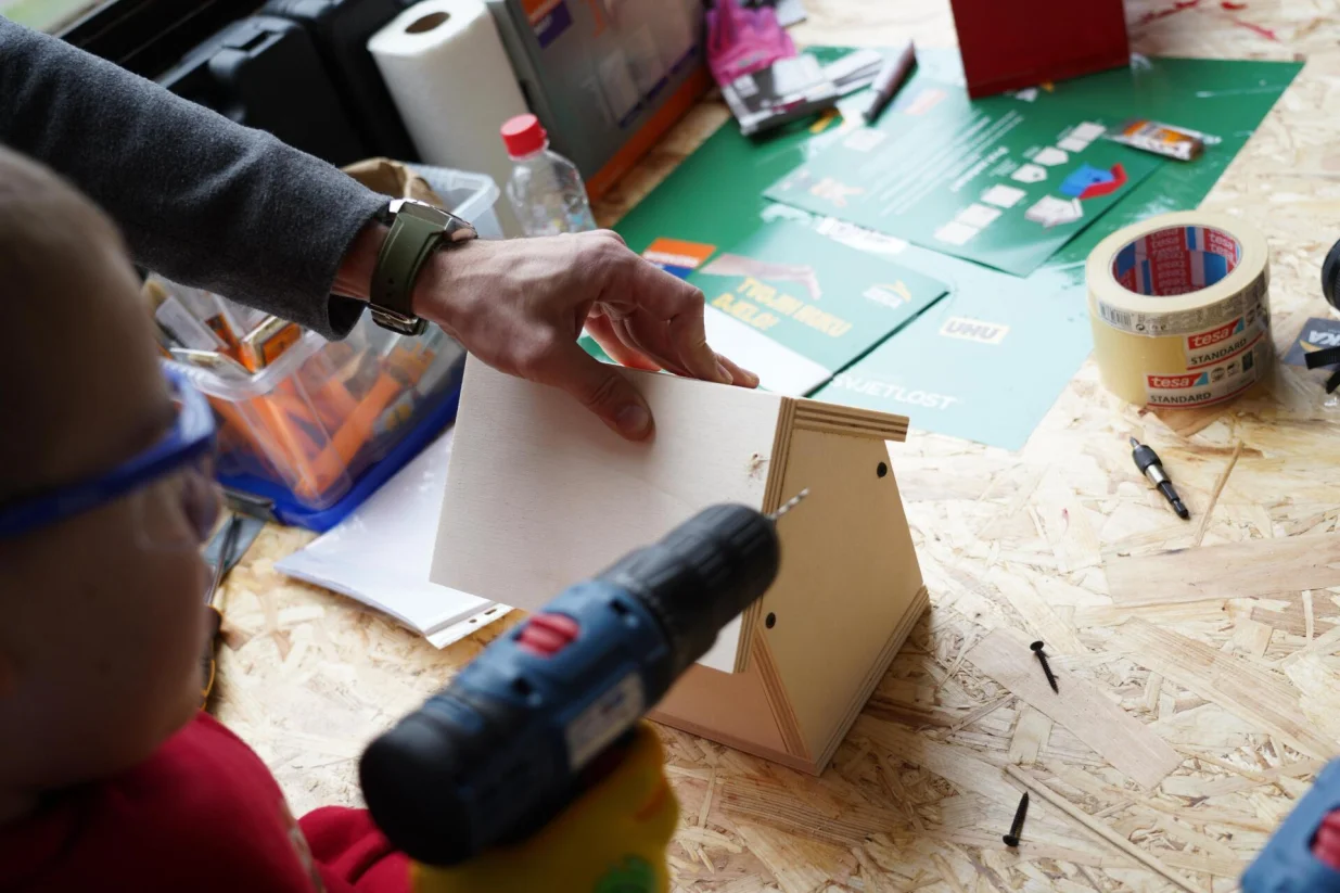 U okviru Polarnog muzeja Djeda Mraza, jedinstvenog prazničnog projekta koji realizira Oslobođenje, a koji je smje&scaron;ten u prostoru Historijskog muzeja Bosne i Hercegovine, održana je kreativno-edukativna radionica "Tvojih ruku djelo", realizirana u saradnji s partnerima ZEKA/