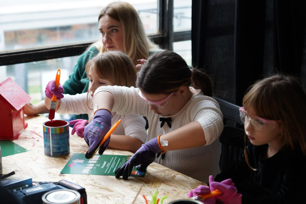 U okviru Polarnog muzeja Djeda Mraza, jedinstvenog prazničnog projekta koji realizira Oslobođenje, a koji je smje&scaron;ten u prostoru Historijskog muzeja Bosne i Hercegovine, održana je kreativno-edukativna radionica "Tvojih ruku djelo", realizirana u saradnji s partnerima ZEKA/