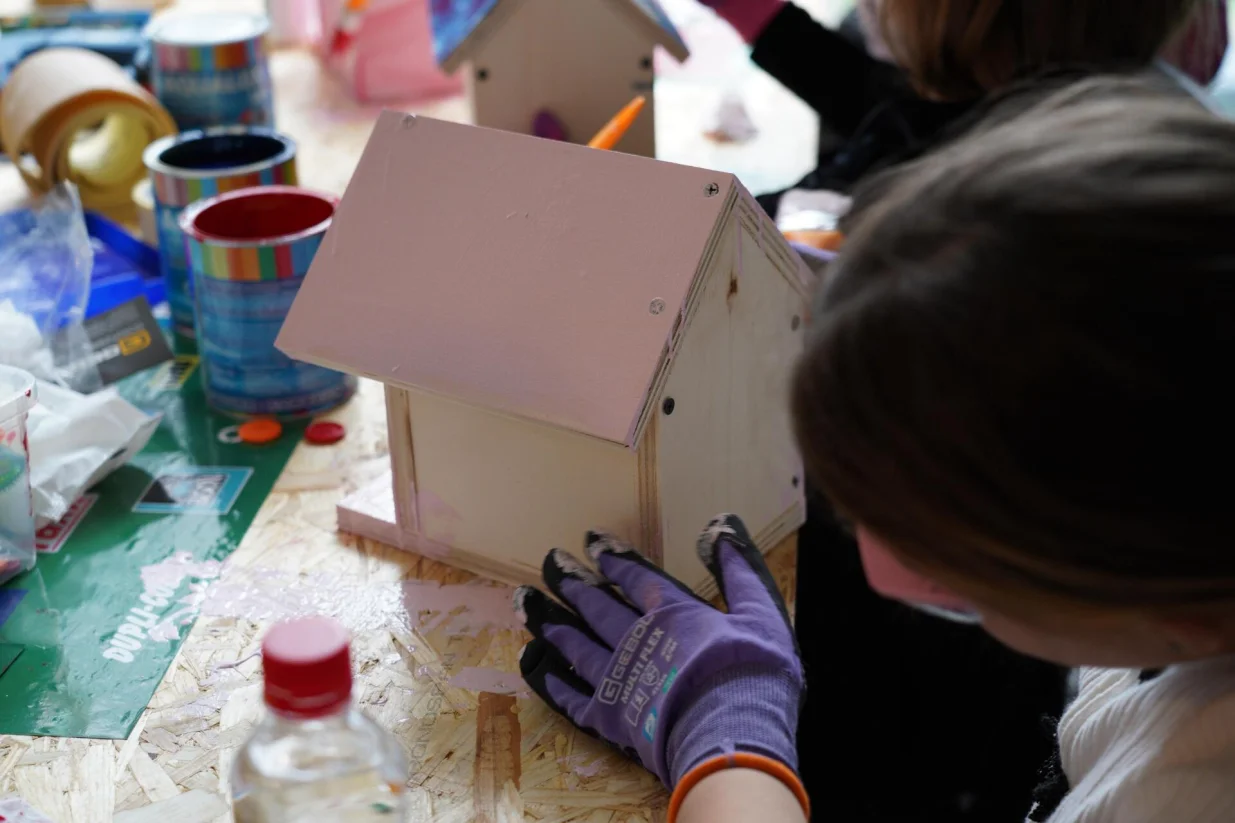 U okviru Polarnog muzeja Djeda Mraza, jedinstvenog prazničnog projekta koji realizira Oslobođenje, a koji je smje&scaron;ten u prostoru Historijskog muzeja Bosne i Hercegovine, održana je kreativno-edukativna radionica "Tvojih ruku djelo", realizirana u saradnji s partnerima ZEKA/